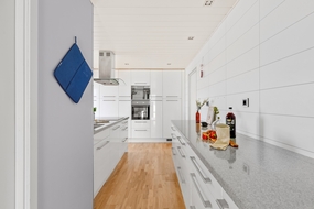 白色家居厨房室内一角摄影图片